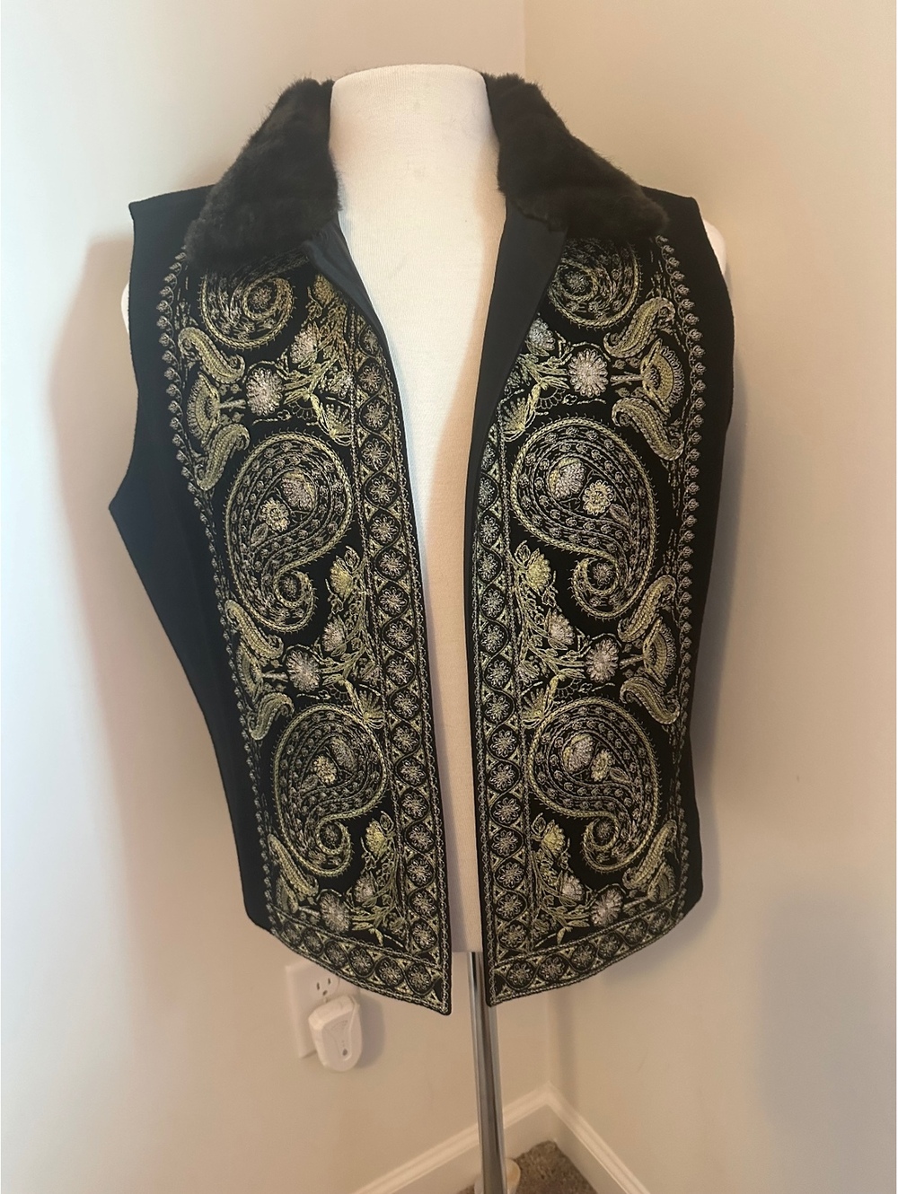 LINDA ALLARD/ELLEN TRACY BLACK VEST WITH FRONT EMBROIDERED